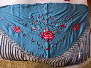 Mantoncillo bordado flores azul