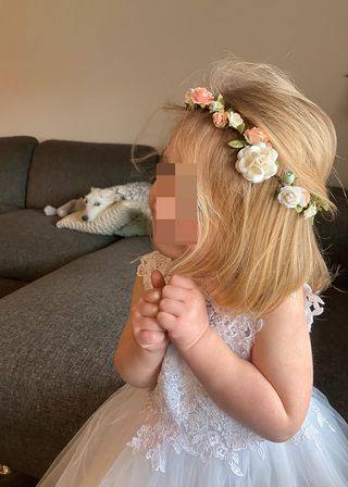 Corona de flores melocotón y blanca