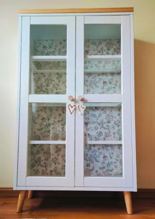 Vitrina papel pintado y madera