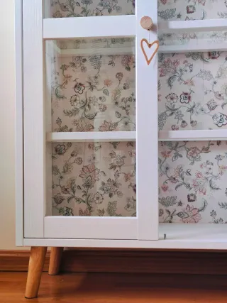 Vitrina papel pintado y madera