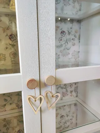 Vitrina papel pintado y madera