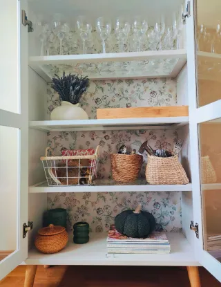 Vitrina papel pintado y madera