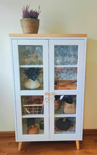 Vitrina papel pintado y madera