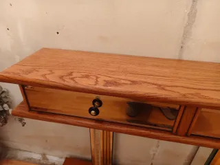 Mueble recibidor de madera en muy buen estado.
