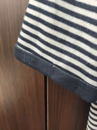 Camiseta rayas con labios rojos