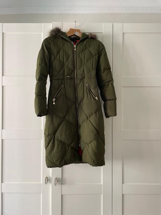 Abrigo largo verde con capucha y pelo