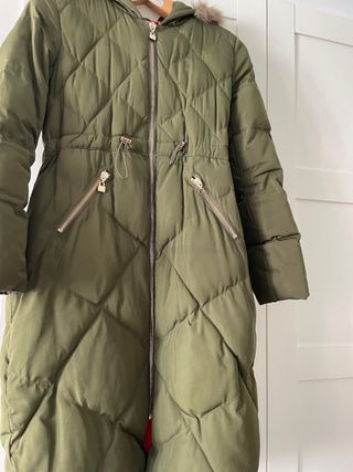 Abrigo largo verde con capucha y pelo