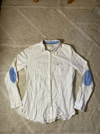 Camisa blanca retro con parches azules