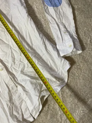 Camisa blanca retro con parches azules