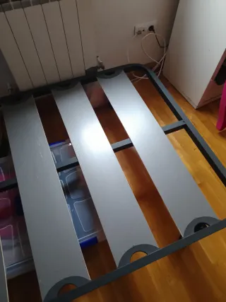 Cama completa con colchón muelle con cuatro patas