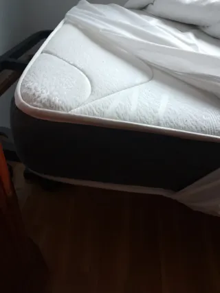 Cama completa con colchón muelle con cuatro patas