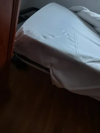 Cama completa con colchón muelle con cuatro patas