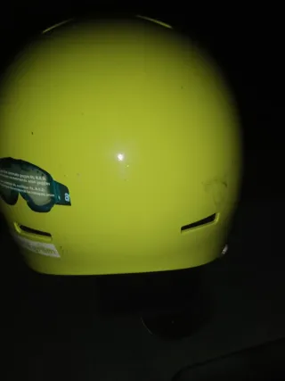 Casco de esquí amarillo