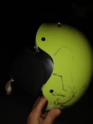 Casco de esquí amarillo