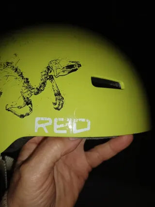 Casco de esquí amarillo