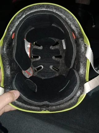 Casco de esquí amarillo