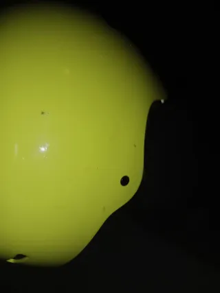 Casco de esquí amarillo