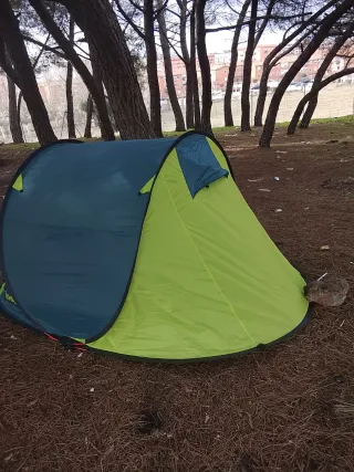Tienda de campaña pop-up verde y azul