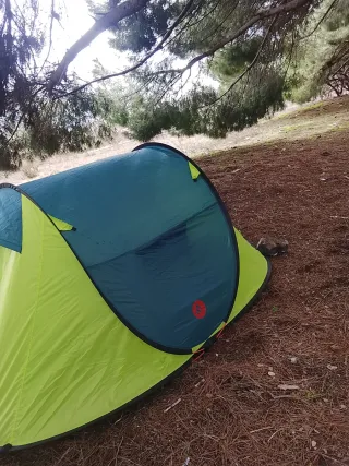 Tienda de campaña pop-up verde y azul