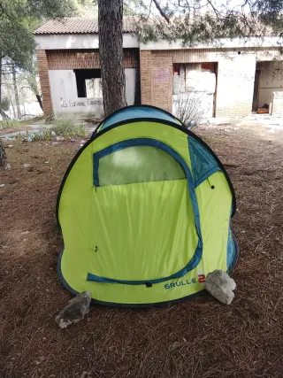 Tienda de campaña pop-up verde y azul