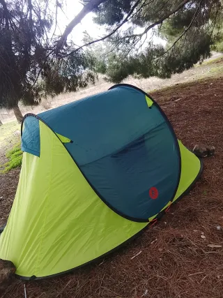 Tienda de campaña pop-up verde y azul