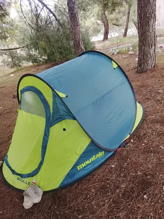 Tienda de campaña pop-up verde y azul