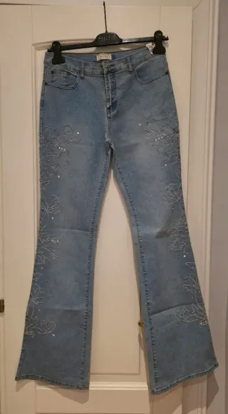 Jeans flare con applicazioni luccicanti