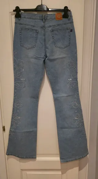 Jeans flare con applicazioni luccicanti