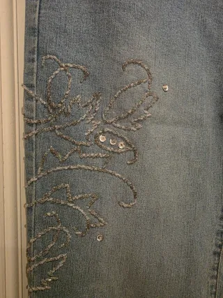 Jeans flare con applicazioni luccicanti