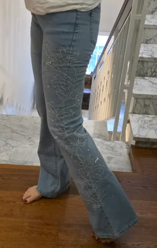 Jeans flare con applicazioni luccicanti