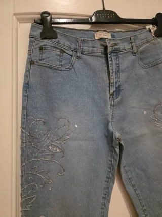 Jeans flare con applicazioni luccicanti