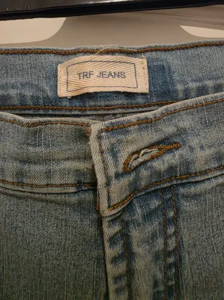 Jeans flare con applicazioni luccicanti