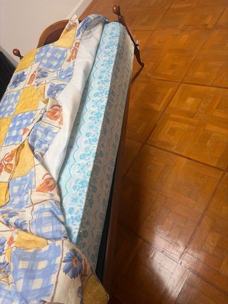 Elegante cama individual vintage de madera