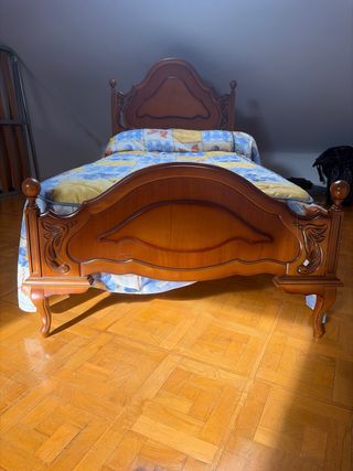 Elegante cama individual vintage de madera