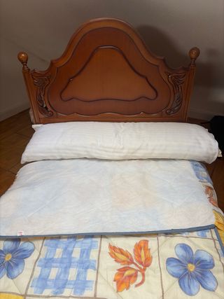 Elegante cama individual vintage de madera