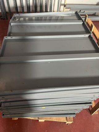 Bandeja desmontada y patas Estantería