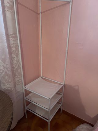 Perchero con estantes