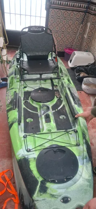 Kayak de pesca verde y negro todokayak