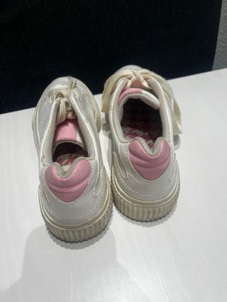 Zapatillas blancas y rosas