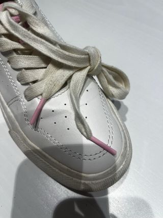Zapatillas blancas y rosas