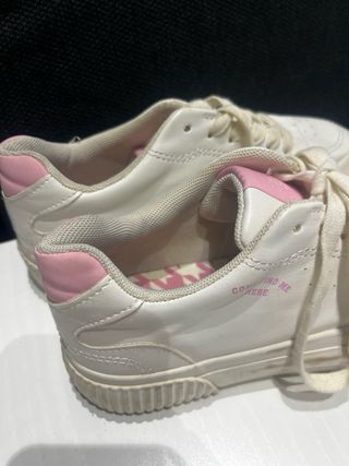 Zapatillas blancas y rosas