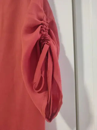 Blusa Shein coral con manga abullonada