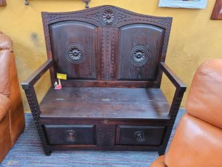 Banco de madeira com arrumação