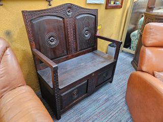 Banco de madeira com arrumação