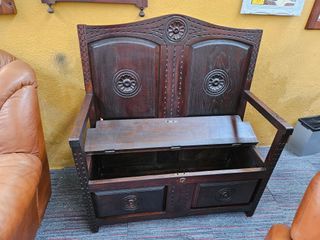 Banco de madeira com arrumação