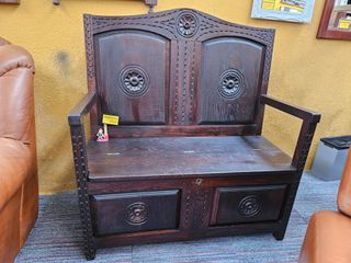 Banco de madeira com arrumação