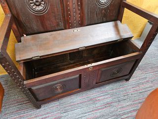 Banco de madeira com arrumação