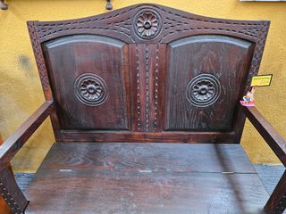 Banco de madeira com arrumação