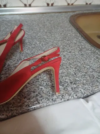 Zapatos rojos de tacón con tiras
