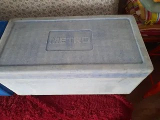 Cajas térmicas azules y blancas